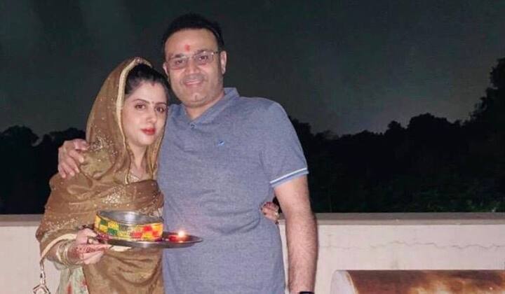 पूर्व विस्फोटक सलामी बल्लेबाज वीरेंद्र सहवाग ने चांद के साथ अपनी पत्नी के साथ तस्वीर साझा की है. उन्होंने लिखा कि बहुत गजब. प्रेम और श्रद्धा.