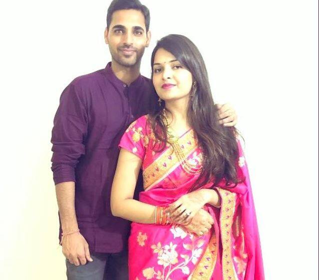 भारतीय टीम के तेज गेंदबाज भुवनेश्वर कुमार ने भी करवा चौथ पर पत्नी के साथ तस्वीर ट्विटर पर साझा की है. उन्होंने सभी को करवा चौथ की बधाई दी.  