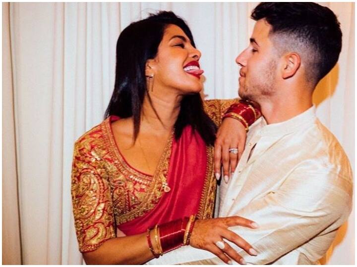 Nick Jonas looks delighted with Priyanka Chopra as they celebrate first Karwa Chauth, Check out pics प्रियंका चोपड़ा ने रखा करवा चौथ का व्रत तो इमोशनल हुए पति निक जोनास और देखिए क्या कहा