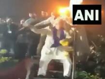 VIRAL VIDEO: गंभीर रहने वाले ओवैसी का दिखा अलग रूप, मंच पर अचानक लगाने लगे ठुमके
