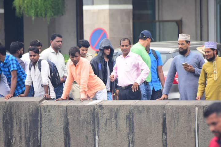 किंग खान ने हूडी वाली जैकेट और जींस की पैंट पहनी हुई थी, भीड़ होने की वजह से शाहरुख सिर नीचे झुकाए वहां से गुज़रे. (तस्वीर: मानव मंगलानी)
