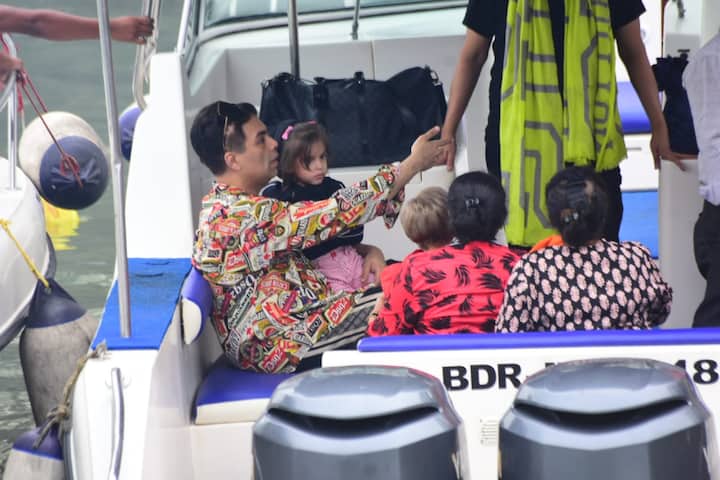 जबकि करण जौहर सभी लोगों के साथ जेट्टी पर बातचीत करते दिखाई दिए. (तस्वीर: मानव मंगलानी)