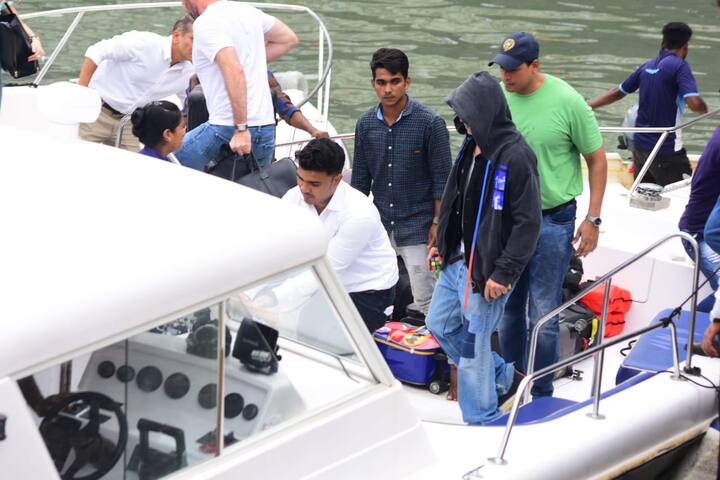 आपको बता दें कि शाहरुख खान का अंदाज़ बेहद खास था, वहां मौजूद लोग उनकी एक झलक के लिए बेताब नज़र आए. (तस्वीर: मानव मंगलानी)