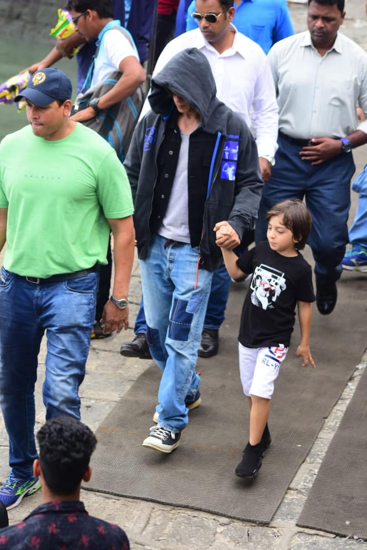 इस दौरान शाहरुख खान अपने छोटे बेटे अबराम का हाथ थामे नज़र आए. (तस्वीर: मानव मंगलानी)