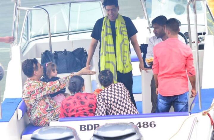 सभी लोग गेटवे ऑफ इंडिया पर बोट में जाते दिखे. आप इसी दौरान की कुछ और खास तस्वीरें आगे की स्लाइड्स का रुख करके देख सकते हैं. 
