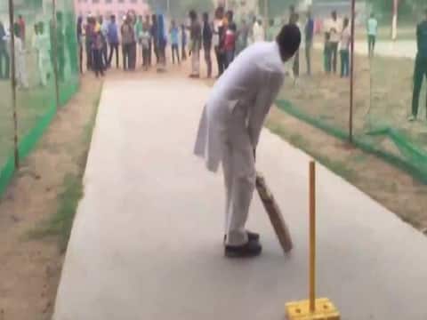 हरियाणा चुनाव: रेवाड़ी में चॉपर की इमरजेंसी लैंडिंग हुई तो बच्चों के साथ क्रिकेट खेलने लगे राहुल गांधी हरियाणा चुनाव: रेवाड़ी में चॉपर की इमरजेंसी लैंडिंग हुई तो बच्चों के साथ क्रिकेट खेलने लगे राहुल गांधी
