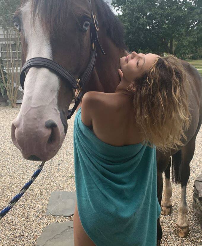 (सभी तस्वीरें- इंस्टाग्राम @bellahadid)