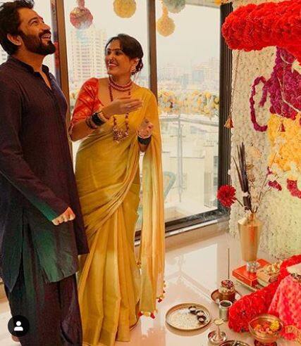 अभिनेत्री काम्या पंजाबी इन दिनों अपनी लव लाइफ को लेकर सुर्खियों में नहीं हुई है. काम्या ने शादी की खबरों के बीच अपने ब्वॉयफ्रेंड शलभ के लिए करवाचौथ का व्रत भी रखा. इस दौरान काम्या ने अपने फैंस के साथ खास तस्वीरें सोशल मीडिया के जरिए शेयर की हैं. (Photo Credit: @panjabikamya Isntagarm)