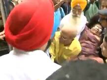 PMC बैंक घोटाला: खाताधारकों ने पैसे पाने के लिए RBI का दफ्तर घेरा, पुलिसवालों ने खदेड़ा