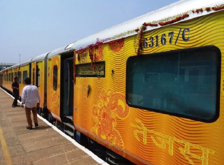 Tejas Express पहली बार हुई लेट, अब यात्रियों को मिलेगा 250 रुपये का मुआवजा