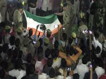 शहीद हुए BSF जवान का मोबाइल की रोशनी में हुआ अंतिम संस्कार, नहीं थी बिजली की व्यवस्था