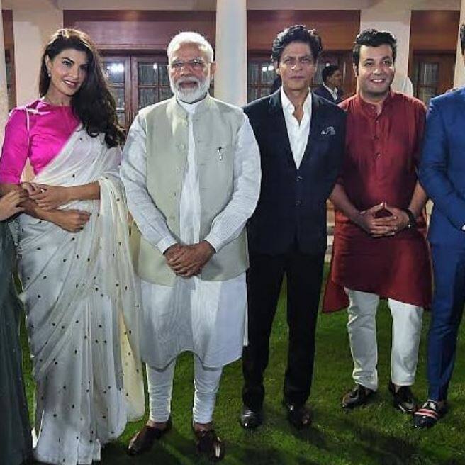 फिल्मी सितारों के साथ पीएम मोदी. (Photo Credit: @manav.manglani Instagram)