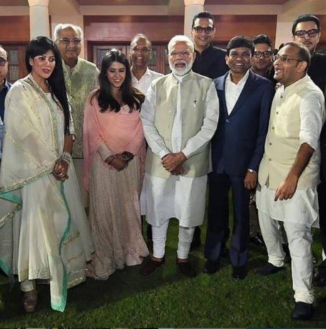 प्रधानमंत्री से मुलाकात करने वालों में अभिनेता शाहरुख खान, आमिर खान, कंगना रनौत, जैक्लिन फर्नांडिस, सोनम कपूर, इम्तियाज अली, अनुराग बासु, एकता कपूर, बोनी कपूर समेत कई अन्य हस्तियां भी शामिल रहीं. (Photo Credit: @manav.manglani Instagram)