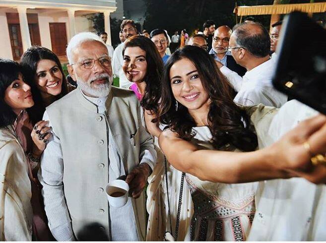 पीएम मोदी और बॉलीवुड सितारों को साथ सेल्फी लेती अभिनेत्री रकुल प्रीत सिंह. (Photo Credit: @manav.manglani Instagram)