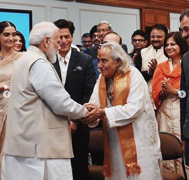 इस मुलाकात के दौरान इन सभी सितारों के साथ प्रधानमंत्री ने महात्मा गांधी के विचारों पर विस्तार से चर्चा की. प्रधानमंत्री और इन सितारों के बीच ये मुलाकात सात लोक कल्याण मार्ग स्थित पीएम निवास पर हुई. (Photo Credit: @narendramodi Instagram)