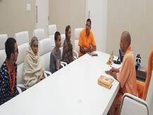 यूपी: योगी आदित्यनाथ से मिला कमलेश तिवारी का परिवार, सीएम ने दिया कड़ी कार्रवाई का आश्वासन