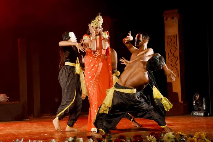 मुस्लिमों द्वारा तैयार की गई उर्दू की इस ख़ास रामलीला का मंचन प्रयागराज के बाद अब अगले हफ्ते से देश के दूसरे सभी बड़े शहरों में किये जाने की तैयारी है. इस अनूठी रामलीला में बाकी सब तो वहीं है, जो वाल्मीकि रामायण व रामचरित मानस में है.