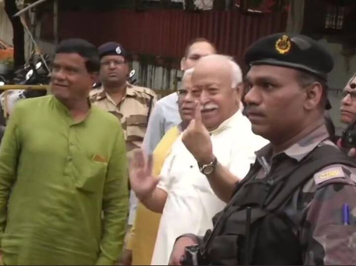राष्ट्रीय स्वयंसेवक संघ के प्रमुख मोहन भागवत सुबह नागपुर में वोट डालने पहुंचे.