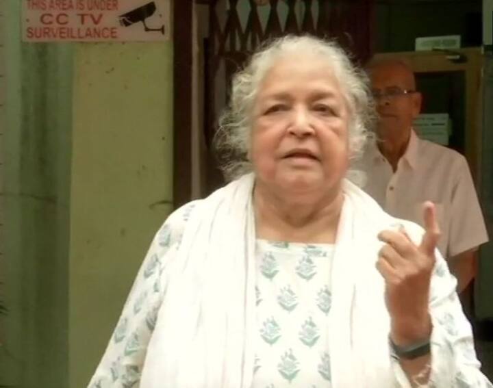 बॉलीवुड की मशहूर अभिनेत्री शोभा खोटे ने मुंबई में अंधेरी वेस्ट में अपना वोट डाला.