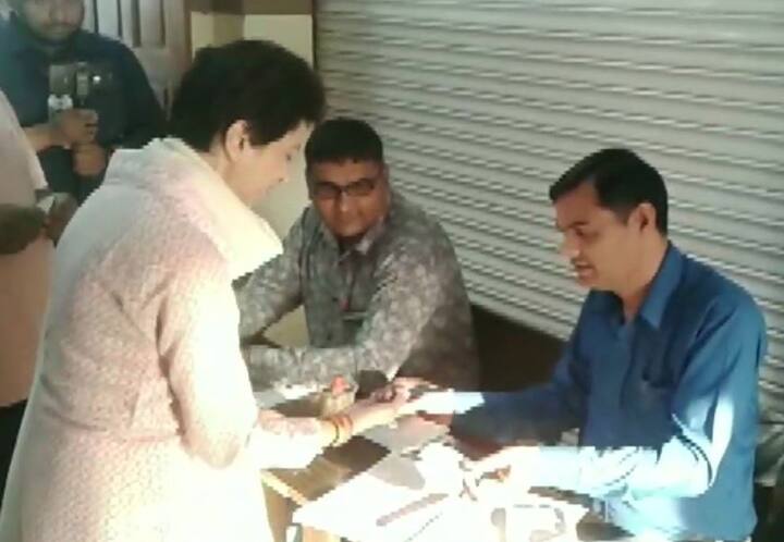 हरियाणा में कांग्रेस की अध्यक्ष कुमारी शैलजा ने भी वोट डाला.