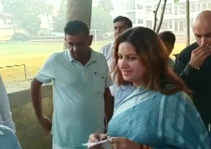 हरियाणा में आदमपुर से बीजेपी की उम्मीदवार और टिक टॉक स्टार सोनाली फोगाट भी वोट डालने पहुंची.