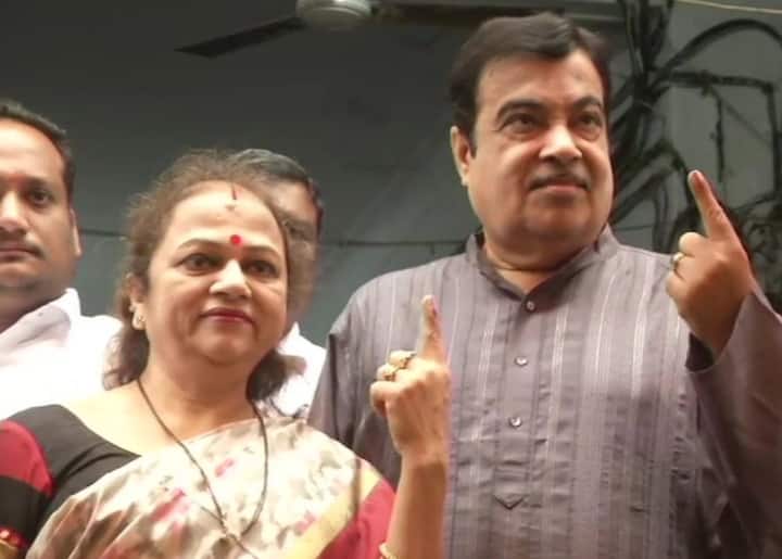केंद्रीय परिवहन मंत्री नितिन गडकरी ने अपनी पत्नी के साथ वोट डाला.