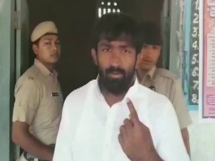 हरियाणा के बरोदा से बीजेपी उम्मीदवार और पहलवार योगेश्वर दत्त ने भी मतदान किया.