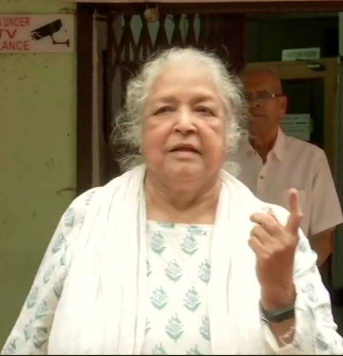 अभिनेत्री शुभ्रा खोटे ने अंधेरी सीट के लिए मतदान किया. (Photo Credit: ANI twitter)