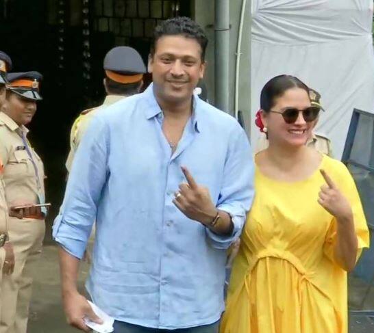 अभिनेत्री लारा दत्ता अपने टेनिस स्टार पति महेश भूपति के साथ वोट डालने के लिए पोलिंग बूथ पहुंचीं. (Photo Credit: ANI twitter)