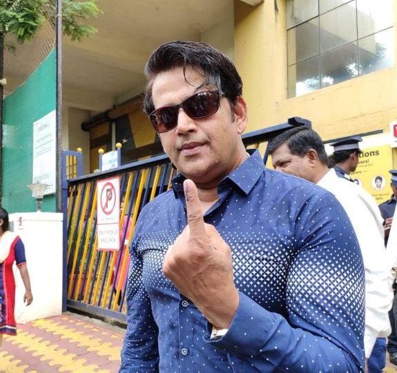 अभिनेता और गोरखपुर सीट से बीजेपी एमपी रवि किशन ने भी मुंबई की गोरेगांव अंधेरी विधानसभा सीट के लिए अपना महत्वपूर्ण वोट डाला. (Photo Credit: ANI twitter)