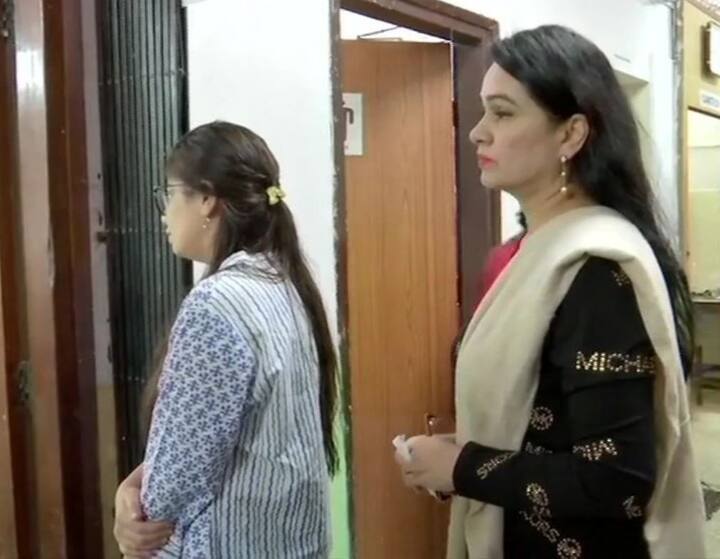 वोट कास्ट करने जाती बॉलीवुड अभिनेत्री पद्मिनी कोल्हापुरी. (Photo Credit: ANI twitter)