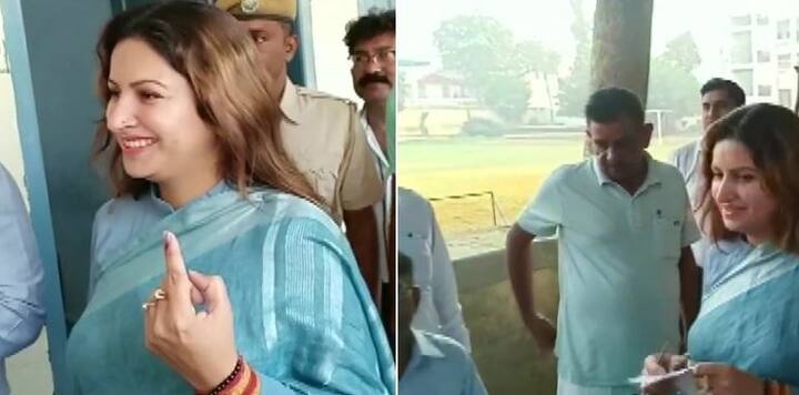 हरियाणा के आदमपुर सीट से विधानसभा चुनाव में बीजेपी कैंडिडेट और टिक टॉक स्टार सोनाली फोगाट वोट डालने जाती हुईं. बता दें कि वो आदमपुर सीट से कांग्रेस के वरिष्ठ नेता कुलदीप विशनोई के खिलाफ चुनाव लड़ रही हैं. (Photo Credit: ANI twitter)
