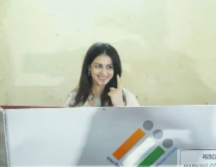 उनके भाई अमित देशमुख और धीरज देशमुख लातूर शहर और लातूर ग्रामीण निर्वाचन क्षेत्रों से कांग्रेस के उम्मीदवार के रूप में चुनाव लड़ रहे हैं.