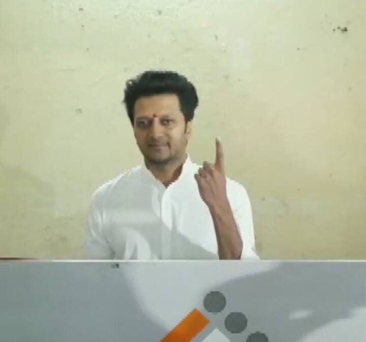 अभिनेता रितेश देशमुख, उनकी पत्नी जेनेलिया डिसूजा और परिवार ने लातूर के एक मतदान केंद्र पर अपना वोट डाला. (Photo Credit: ANI twitter)