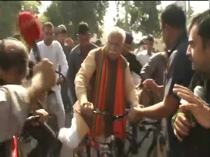 Haryana CM Manohar Lal Khattar rides a cycle to the polling booth हरियाणा: साइकिल पर सवार होकर वोट डालने पहुंचे सीएम खट्टर, कहा- कांग्रेस हारी हुई बाजी लड़ रही है