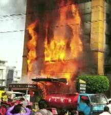 तस्वीरें: मध्य प्रदेश में इंदौर के गोल्डन होटल में लगी भीषण आग, फंसे लोगों को निकाला गया