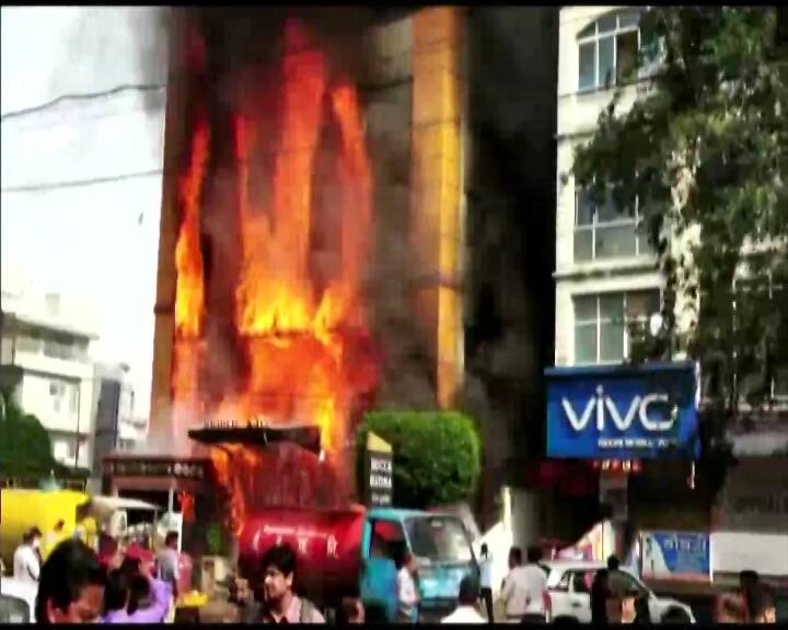 आग के बाद इलाके में चारों और धुआं फैल गया है.