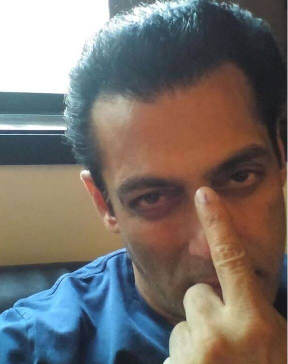 सलमान खान ने ट्विटर पर अपनी स्याही लगी उंगली की तस्वीर शेयर की है, जो कि वायरल हो रही है. (तस्वीर: ट्विटर)