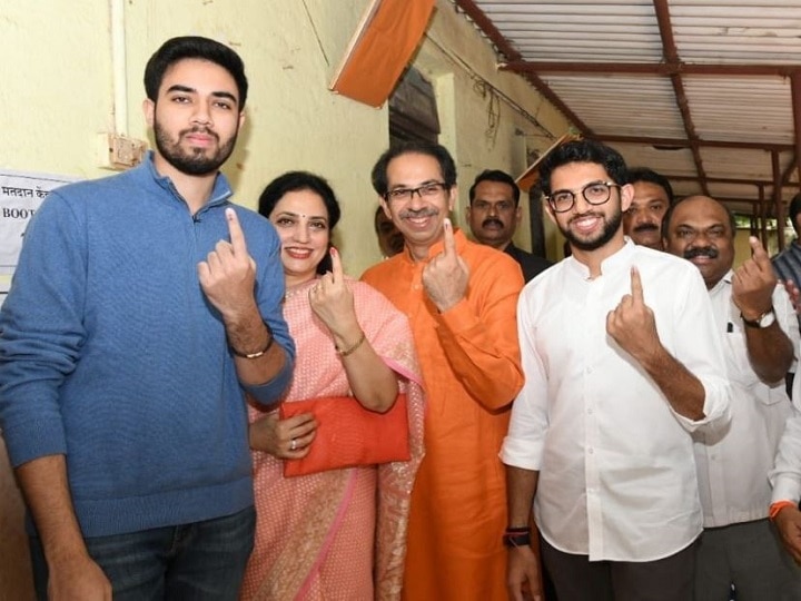  Maharashtra Assembly Election 2019 Uddhav Thackeray son Aditya casted their vote महाराष्ट्र: उद्धव ठाकरे ने परिवार के साथ डाला वोट, आदित्य बोले- यह हमारे पास सबसे शक्तिशाली आवाज है