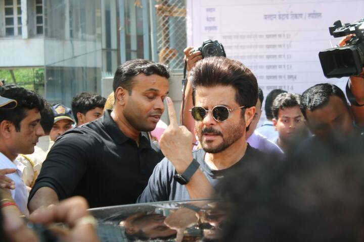 फिल्म स्टार अनिल कपूर वोट करने के बाद अंगुली पर लगी स्याही दिखाते हुए. इस दौरान स्टार्स ने सभी से वोट करने की भी अपील की.