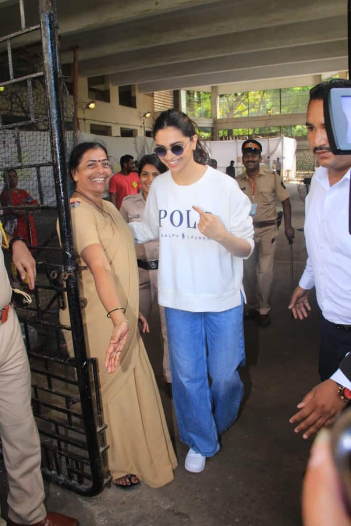 दीपिका ने वोट डालने के बाद वहां अपनी स्याही से रंगी उंगली भी दिखाई और पैपज़ारी के लिए पोज़ दिया. (तस्वीर: मानल मंगलानी)