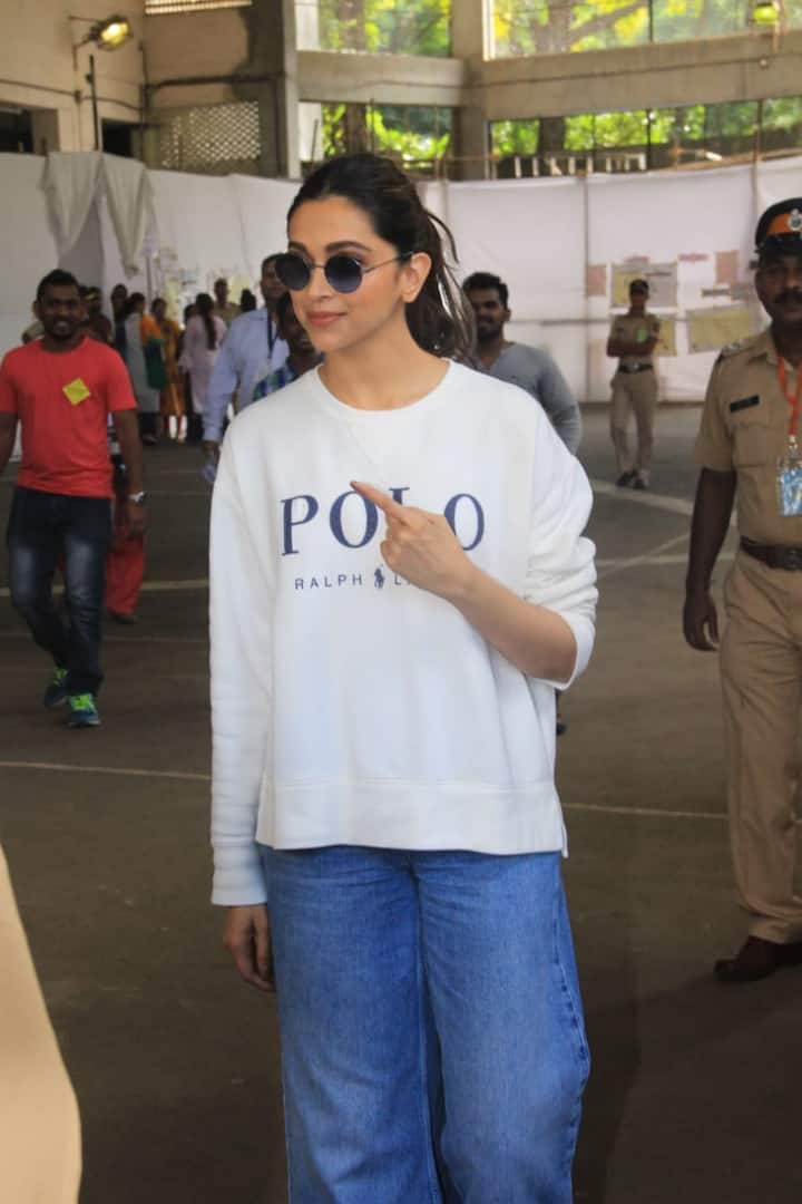 किंग खान के अलावा अभिनेत्री दीपिका पादुकोण ने भी अपने बहुमूल्य वोट का इस्तेमाल किया है. (तस्वीर: मानल मंगलानी)