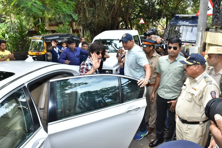 ऐसे में पुलिस और उनके सुरक्षाकर्मियों को गौरी और शाहरुख खान को पोलिंग स्टेशन में ले जाने में कड़ी मशक्कत करनी पड़ी. (तस्वीर: मानल मंगलानी)