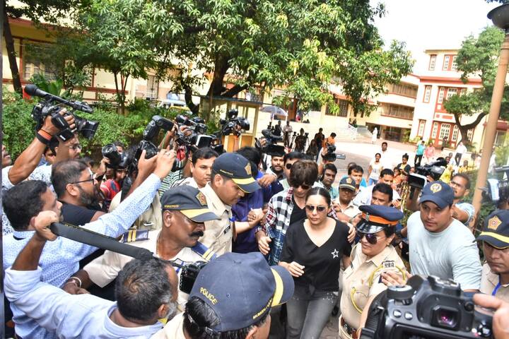 इसी कड़ी में बॉलीवुड के किंग शाहरुख खान भी वोटिंग के लिए पहुंचे. शाहरुख के साथ उनकी पत्नी गौरी खान भी थीं. (तस्वीर: मानल मंगलानी)