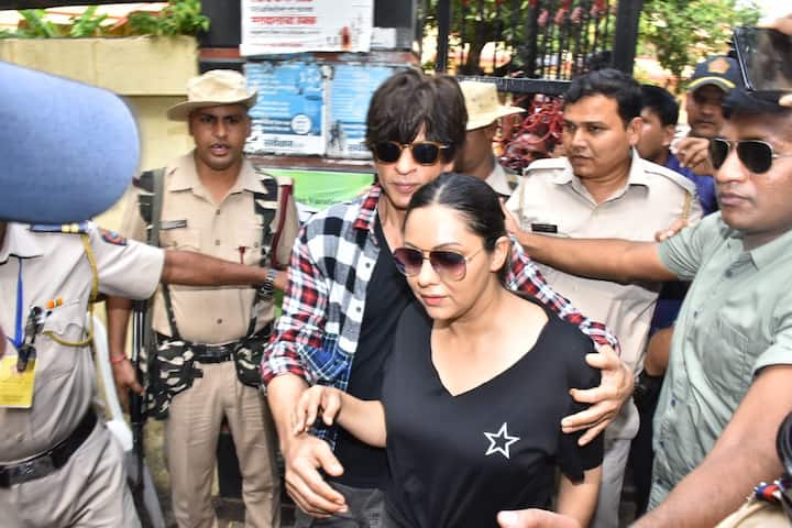 शाहरुख जब पोलिंट स्टेशन पर पहुंचे तो वहां उनको देख काफी भीड़ इकट्ठा हो गई. (तस्वीर: मानल मंगलानी)