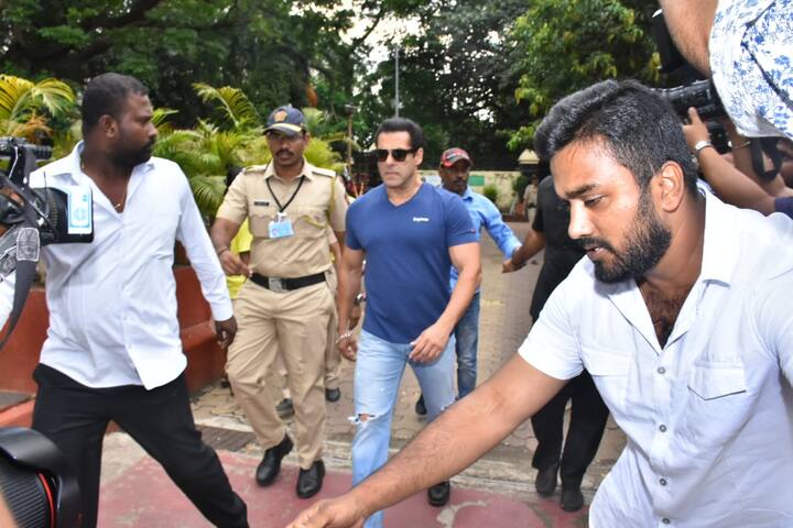 कई दिग्गज सितारों के बाद सलमान खान भी आज अपने पोलिंग स्टेशन पहुंचे और वोट डाला. (तस्वीर: मानल मंगलानी)