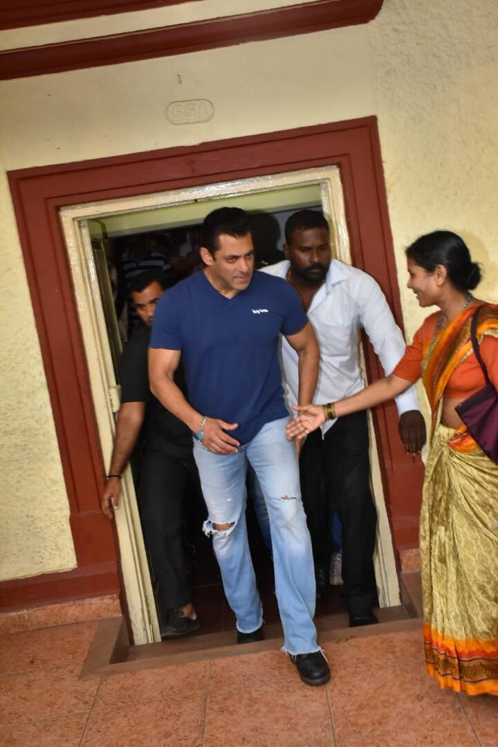 इस दौरान उन्होंने हल्के नीले रंग की जींस और नीले रंग की ही टी शर्ट पहनी हुई थी. (तस्वीर: मानल मंगलानी)