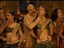 Housefull 4: नए गाने ‘छम्मो’ में आग से खेलते दिखे अक्षय, बॉबी देओल भी तलवारबाज़ी करते आए नज़र