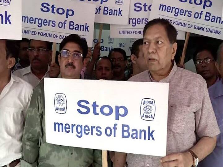 All India Bank Employees Association and BEFI strike against government decision to merge PSB banks सरकारी बैंकों के विलय के विरोध में बैंक यूनियनों की हड़ताल आज, कामकाज हो सकता है प्रभावित