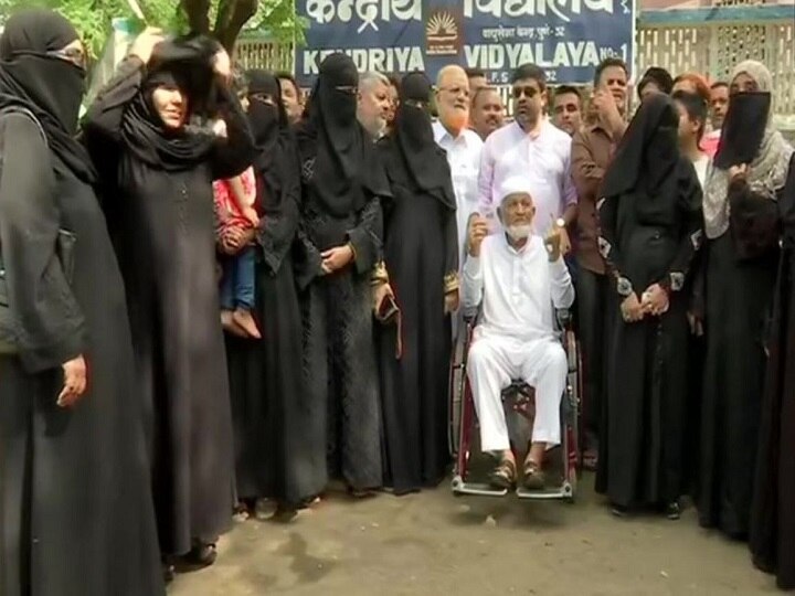Maharashtra 102-year-old Haji Ibrahim Aleem Joad cast vote along with his family महाराष्ट्र: पुणे में 102 साल के बुजुर्ग ने 270 सदस्यीय परिवार के साथ डाला वोट